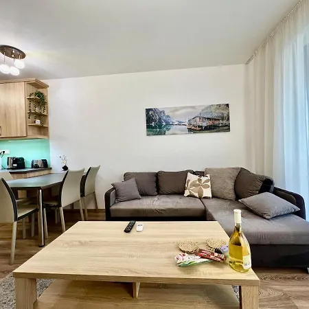 Universityaquaticumgreatforestclinicalcenter *