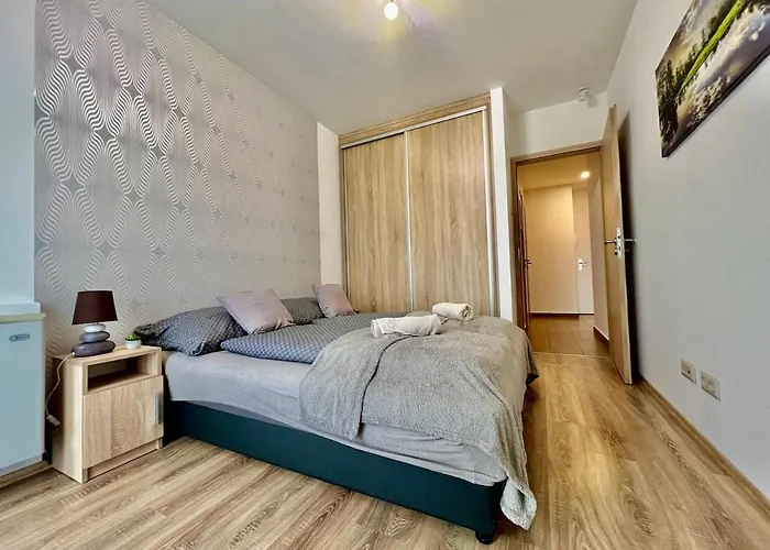 Universityaquaticumgreatforestclinicalcenter