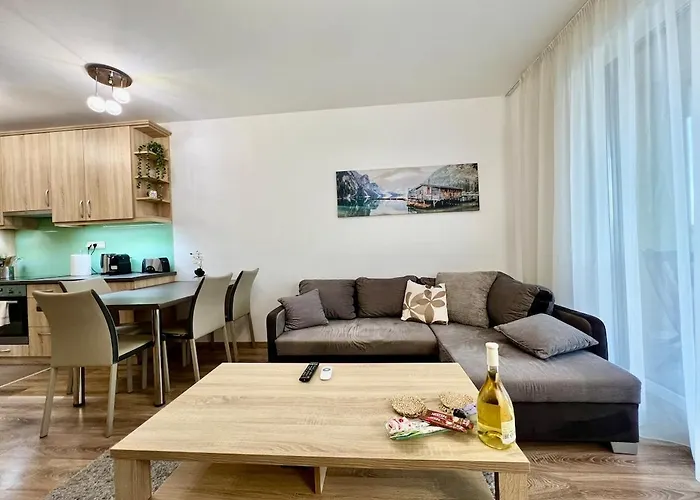 Universityaquaticumgreatforestclinicalcenter *