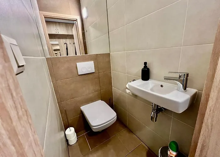 Universityaquaticumgreatforestclinicalcenter *