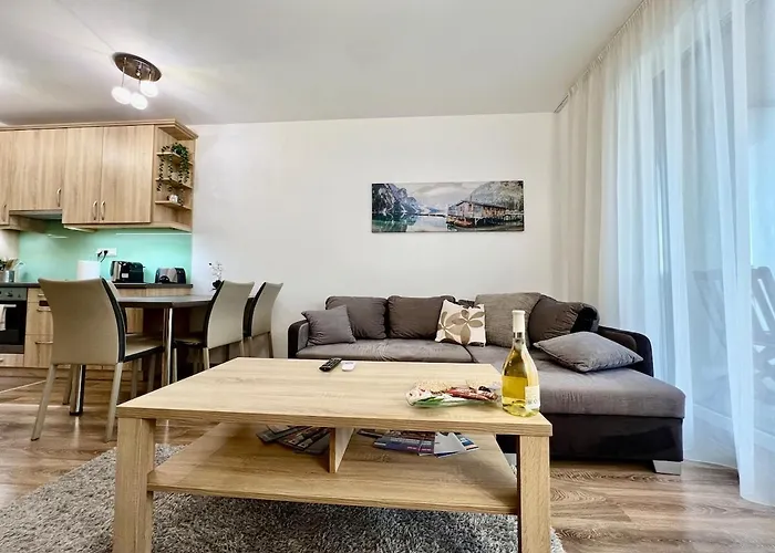 Universityaquaticumgreatforestclinicalcenter דירה